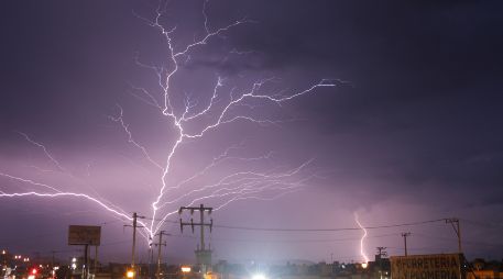 Tras paso de onda tropical en Oaxaca se prevén tormentas eléctricas en la entidad. EFE/ David Martínez Pelcastre