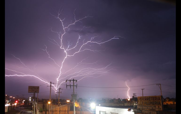 Tras paso de onda tropical en Oaxaca se prevén tormentas eléctricas en la entidad. EFE/ David Martínez Pelcastre