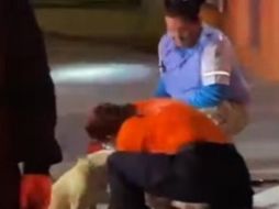 La perrita se quedó en el sitio resguardando el carrito con cartón y plástico, e impedía que se acercaran al material recolectado por su amo. ESPECIAL