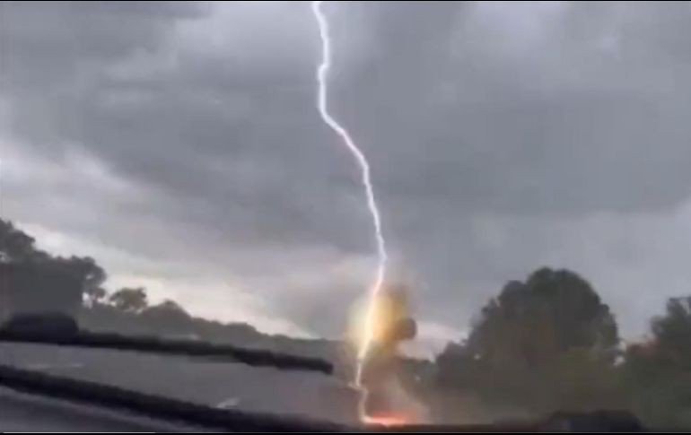 La familia regresaba de un viaje de vacaciones cuando la mujer decidió grabar la tormenta eléctrica. ESPECIAL