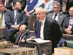El primer ministro británico, Boris Johnson, lucha por mantenerse en el cargo. AP