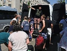 Habitantes del este de Ucrania están abandonando sus hogares ante el incremento de los bombardeos rusos. AFP