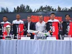 Edison Flores, Mauro Manotas, José Riestra, Diego Cocca, Jesús Ocejo e Idekel Domínguez, durante la presentación en la Madriguera rojinegra. IMAGO7/S. Bautista