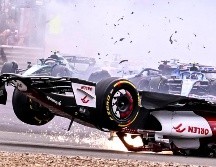 Guanyu Zhou reconoció que cuando el accidente terminó no sabía ni siquiera en qué punto del circuito había quedado y señaló que el halo fue el que salvó su vida.  EFE/ARCHIVO