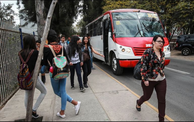 Los agentes de tránsito que estaban a punto de iniciar su jornada sobre Avenida Revolución recibieron el reporte de peatones acerca de una persona atropellada por una unidad de transporte público. INFORMADOR/ ARCHIVO