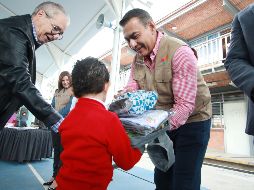 El alcalde de Tlajomulco Salvador Zamora Zamora hizo entrega de los útiles y uniformes escolares. ESPECIAL