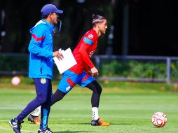 Mier tiene al “Oso” y al “Nene” en la zona medular para conectar con ellos y dar continuidad a un ataque por el centro de la cancha. TWITTER/Chivas