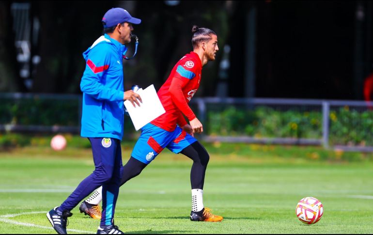 Mier tiene al “Oso” y al “Nene” en la zona medular para conectar con ellos y dar continuidad a un ataque por el centro de la cancha. TWITTER/Chivas