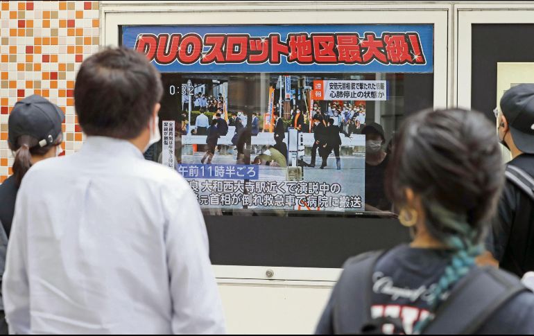 Medios de comunicación japoneses informaron sobre el ataque al ex primer Ministro. AP
