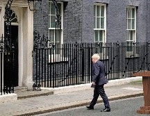 La presión dentro de su Gobierno y partido hicieron que Johnson renunciara al cargo. AFP