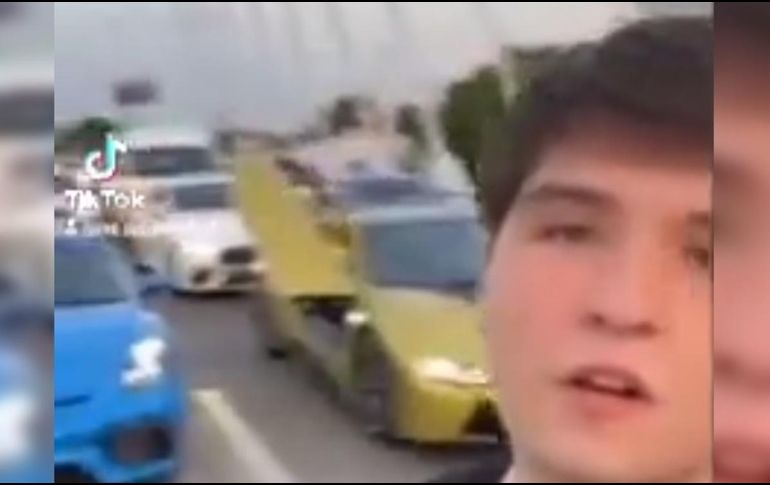 En varios videos se ve cómo estacionan los autos de lujo en medio del puente Matute Remus. Tiktok