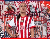 En este nuevo diseño las Chivas presentaron una camiseta completamente rojiblanca. ESPECIAL / Chivas