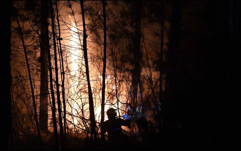 Más de 900 bomberos y dos aviones combatían las llamas en la región. AFP/S.Thomas