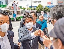 Shinzo Abe realizó un mitin político en Nara, justo a medio evento un hombre le disparó en el pecho con una arma casera. AFP