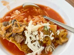 El lugar cuenta con órdenes de carnitas, tortas ahogadas, tacos blanditos, tacos de cochinita, tacos dorados con carne y gorditas. CORTESÍA