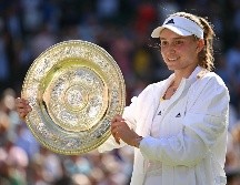 Nacida y criada en Rusia, Rybakina optó por jugar bajo la bandera del vecino Kazajistán en 2018. AFP / S. Bozon