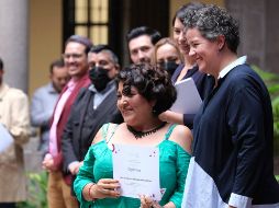 En el marco de los 30 años de la creación de la SC, la titular de la dependencia, Lourdes González Pérez, hizo entrega de un reconocimiento a trabjadores con más de 20 años de antigüedad. ESPECIAL / Secretaría de Cultura de Jalisco