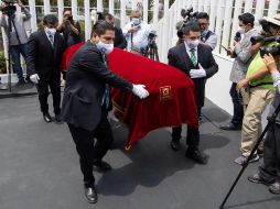 Personal traslada el ataúd con los restos del expresidente para dar inicio a la velación del cadáver. SUN/G. Espinosa