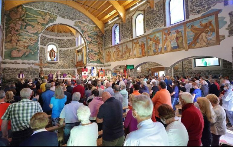 Cientos de personas acuden a una misa en honor de las víctimas de la avalancha en Dolomitas. EFE/A. Solero