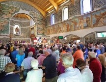 Cientos de personas acuden a una misa en honor de las víctimas de la avalancha en Dolomitas. EFE/A. Solero