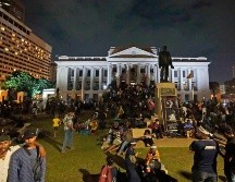 La presión sobre ambos mandatarios creció a medida que la crisis económica desencadenó una grave escasez de artículos básicos. AP/E. Jayawardena