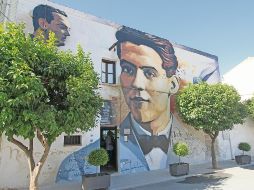 Un espectacular mural de Lorca, obra del artista urbano El Niño de las Pinturas, adorna una de las entradas del museo. EL INFORMADOR/F. González