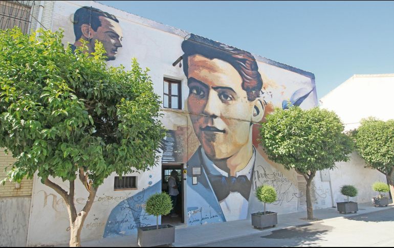 Un espectacular mural de Lorca, obra del artista urbano El Niño de las Pinturas, adorna una de las entradas del museo. EL INFORMADOR/F. González