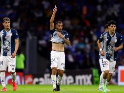 Luis Chávez festeja su anotación, la segunda de los Tuzos. EFE/I. Esquivel