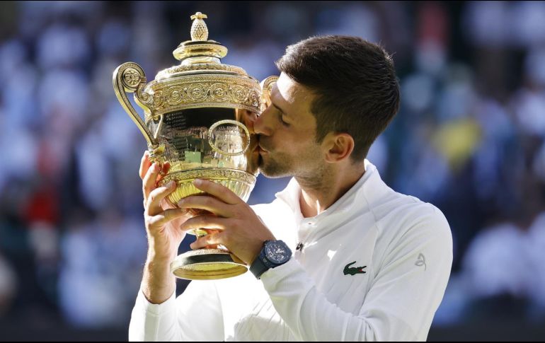 Djokovic ganó su partido número 27 de forma consecutiva en Wimbledon para elevar su cuenta de Grand Slams a 21. EFE / T. Akmen