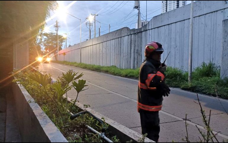 El incendio fue controlado por Bomberos de Zapopan en coordinación con elementos de Guadalajara. ESPECIAL/PCyBomberos Zapopan