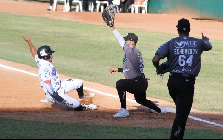 Los Mariachis logran desempatar la pizarra a tiempo para ganar el juego. ESPECIAL