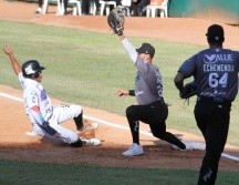 Los Mariachis logran desempatar la pizarra a tiempo para ganar el juego. ESPECIAL