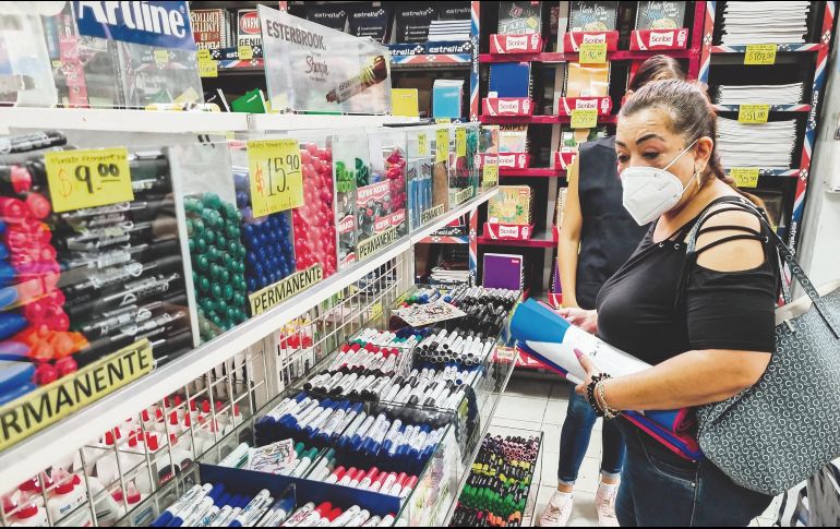 Los comerciantes piden a los padres de familia que compren los materiales con anticipación, pues no garantizan que puedan hallarlos después. G. Gallo