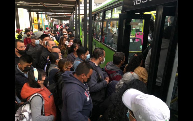 La ciudadanía se muestra afectada por el cierre parcial de la L1. SUN / D. Simón Sánchez