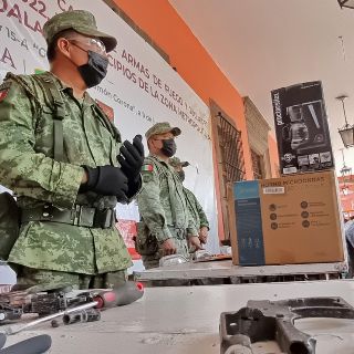 Entregan 12 armas y hasta granadas en campaña de desarme en Tlaquepaque