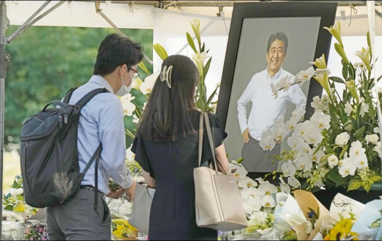 Ciudadanos japoneses fueron a darle el último adiós a Shinzo Abe, antes de ser sepultado. EFE