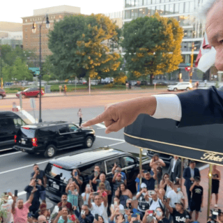 Dan serenata al Presidente Andrés Manuel López Obrador en EU (VIDEO)