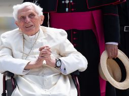 La debilidad en sus piernas obliga a Benedicto XVI a utilizar andador, o silla de ruedas, para desplazarse. AFP / ARCHIVO