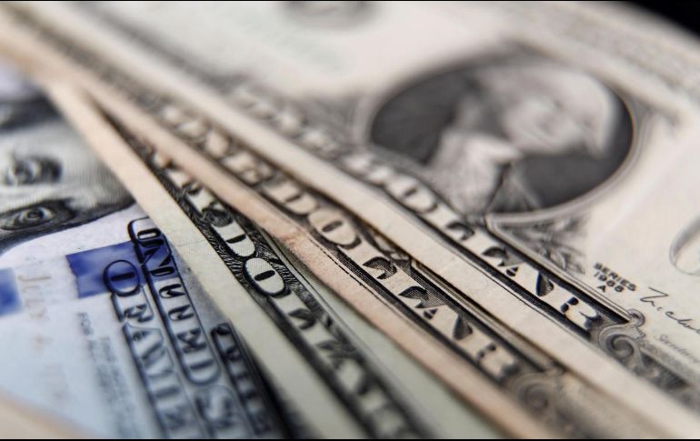 El dólar al menudeo se vende en 21.37 pesos en las ventanillas de los bancos, 0.38% u ocho centavos por arriba del cierre del lunes. EFE / ARCHIVO