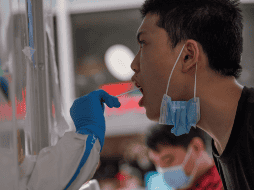 Ante el repunte de COVID en el mundo, la ONU hace un llamado para conscientizar a toda la población. EFE / A. Plavevski