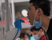 Ante el repunte de COVID en el mundo, la ONU hace un llamado para conscientizar a toda la población. EFE / A. Plavevski