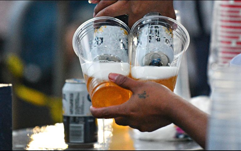 El viernes, en redes sociales se volvió viral la imagen de una vendedora que limpiaba vasos que ya habían sido utilizados y en los que posteriormente entregaba cerveza, durante el partido que se jugó en el Estadio Cuauhtémoc. IMAGO7