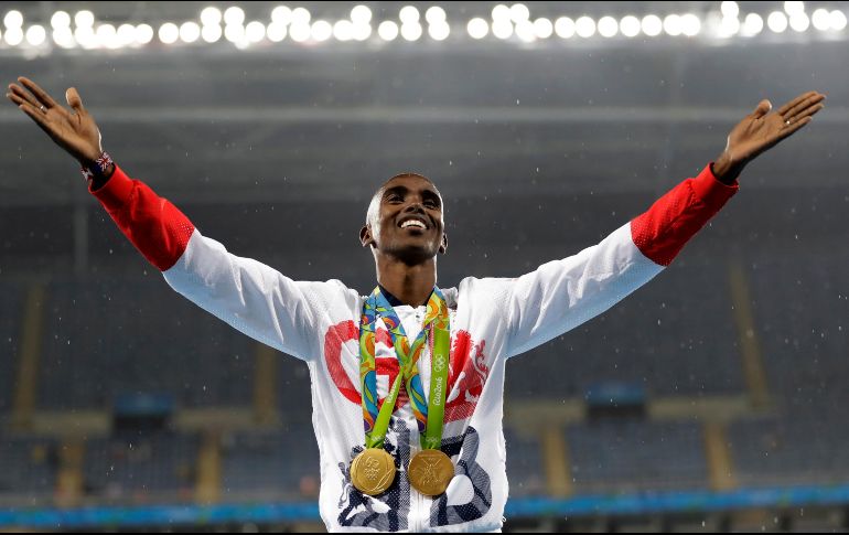 El atleta contó que era un niño cuando una mujer que no conocía lo llevó al Reino Unido con un pasaporte falso que tenía su foto con el nombre Mohammed Farah. AP / ARCHIVO