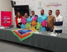 En la foto (de Izq. a Der.) La directora de Turismo de Zapopan, Bibiana Marcela Tenorio; la representante de las tejedoras, Damiana Ron; el presidente municipal de Zapopan, Juan José Frangie; el Presidente Municipal de Etzatlán, Mario González; el director de Cultura de Zapopan, Cristopher de Alba; y el director de Cultura de Etzatlán, Samuel Díaz Pérez. EL INFORMADOR / R. Solís