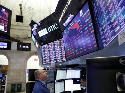 Los índices buscaron dirección durante buena parte de la jornada, oscilando entre verde y rojo antes de optar por la bajada. EFE/ARCHIVO