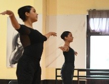 Elia Sánchez y Kenya Ramos, dos egresadas de la escuela que obtuvieron una beca para continuar su formación en Chicago y San Francisco, se reunieron con el presidente municipal, Salvador Zamora. CORTESÍA / Gobierno de Tlajomulco 