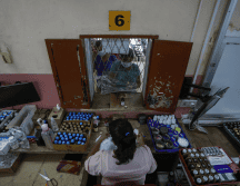 La crisis está consumiendo el sector salud en la nación isleña del sur de Asia, ya que no cuentan con fondos suficientes para pagar importaciones de insumos básicos como combustible y alimentos, y las medicinas se están acabando. AP