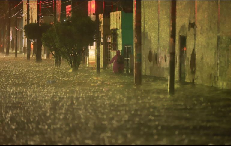 Inundación en la calle Slavador Quevedo, cerca del Centro Médico. ESPECIAL/Bomberos de Guadalajara