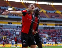 Tras la cirugía en la mano izquierda a la que fue sometido hace una semana, el delantero de los rojinegros del Atlas, Julián Quiñones (D) está listo para volver. IMAGO7
