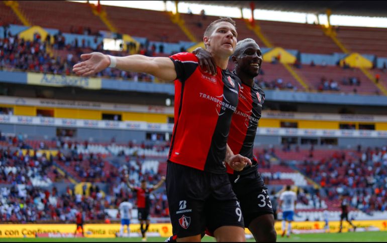 Tras la cirugía en la mano izquierda a la que fue sometido hace una semana, el delantero de los rojinegros del Atlas, Julián Quiñones (D) está listo para volver. IMAGO7